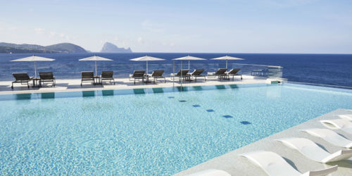 The pool of 7Pines Resort