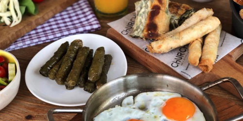 Petit déjeuner complet en bord de mer