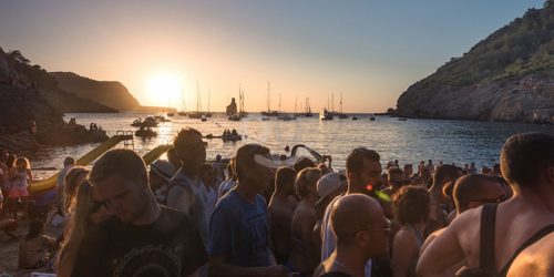 RITUEL DES PERCUSSIONS AU COUCHER DU SOLEIL - Cala Benirràs - Ibiza