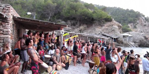 RITUEL DES PERCUSSIONS AU COUCHER DU SOLEIL - Cala Benirràs - Ibiza