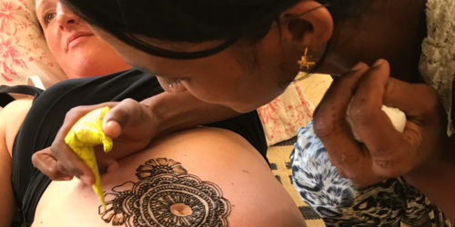 Dessins au henné sur le ventre d'une femme enceinte