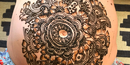 Henna designs on the belly of a pregnant woman