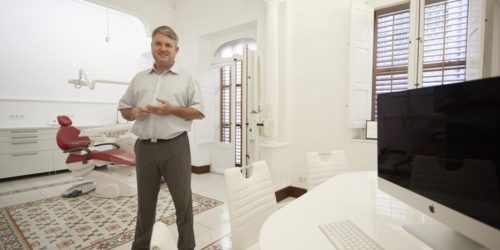 Dr James Hall - Prosthodontist - Prosthodontiste