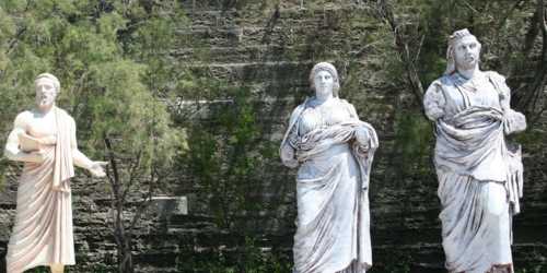 Statues at the entrance of the Castle [@André S.]