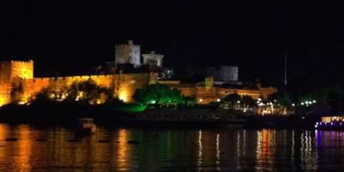 Le château Saint Pierre de nuit [@André S.]