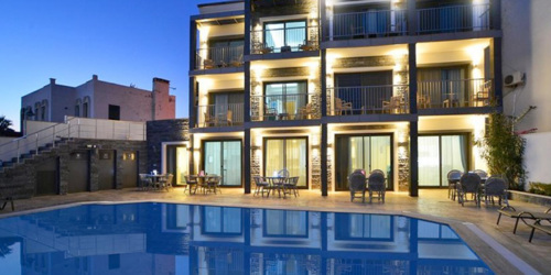 Côté piscine de nuit