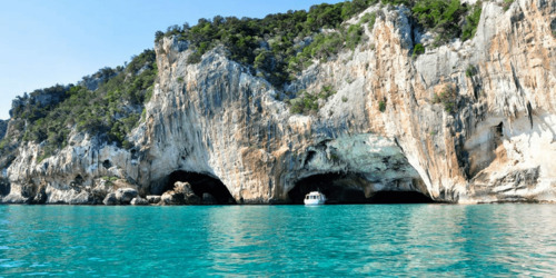 La grotte sous le phare Cap de Barbaria à Formentera